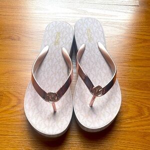 Michael kors flip-flop, size 6.5. Available in rose gold and black